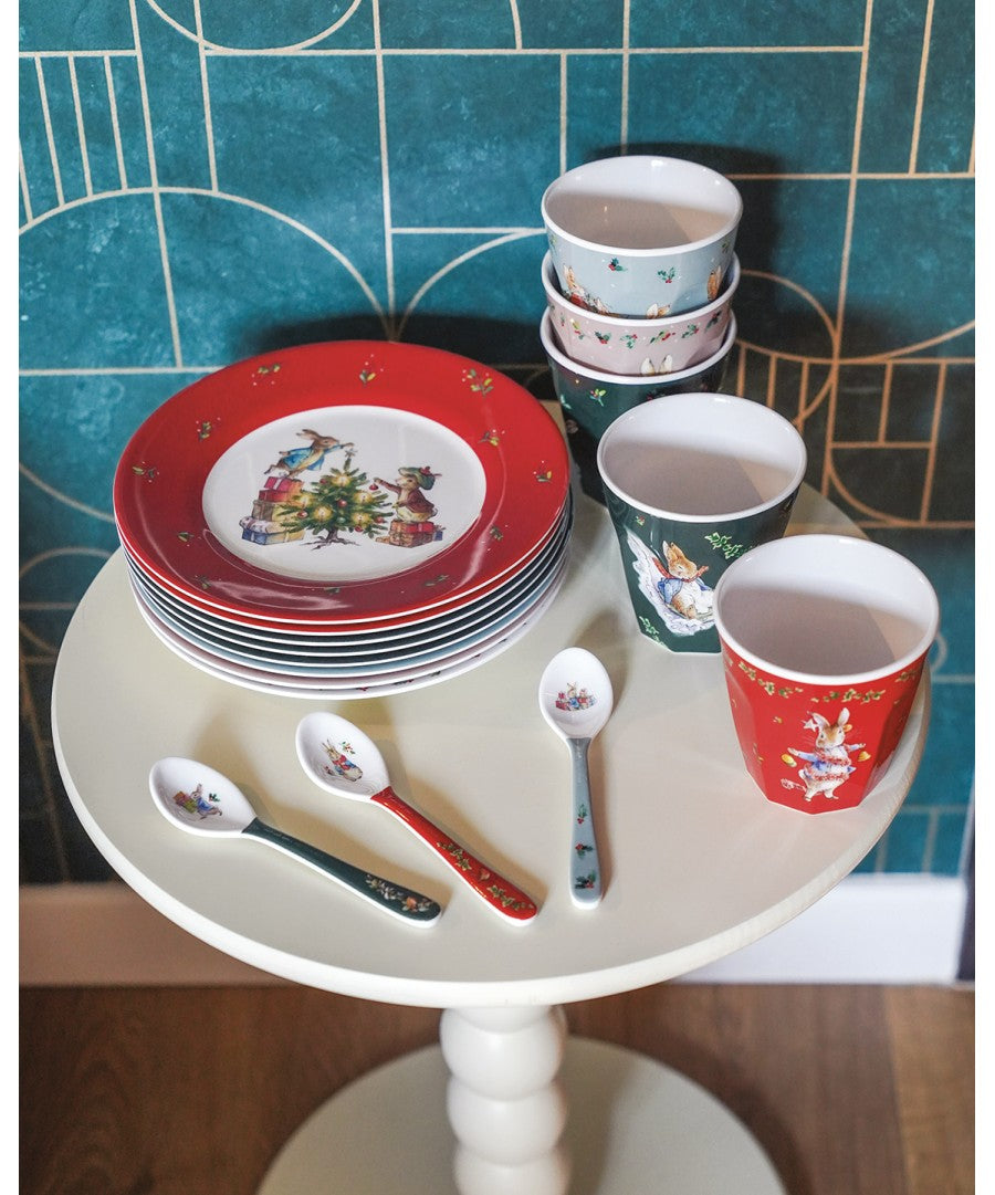 Rode Peter Rabbit kerstbeker naast ander kerstservies op een rond dienblad