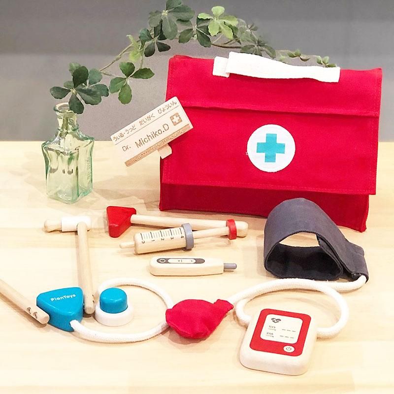 Plan Toys doktersset met koffer en houten accessoires uitgestald