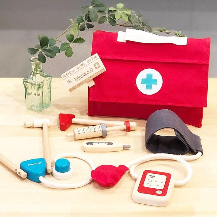Plan Toys doktersset met koffer en houten accessoires uitgestald