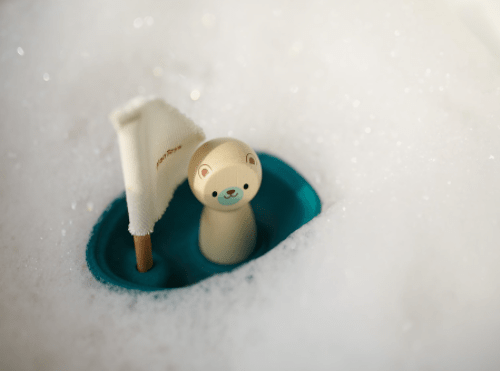 Plan Toys | Houten Zeilboot | Sailing Boat Polar Bear | 1+ - Kleine Eland