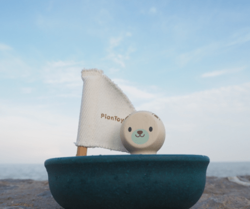 Plan Toys | Houten Zeilboot | Sailing Boat Polar Bear | 1+ - Kleine Eland