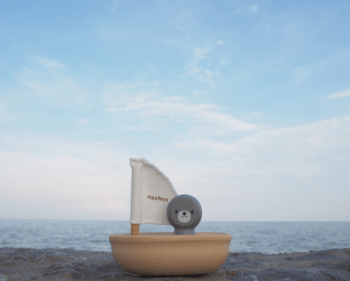 Plan Toys | Houten Zeilboot | Sailing Boat with Seal | 1+ - Kleine Eland