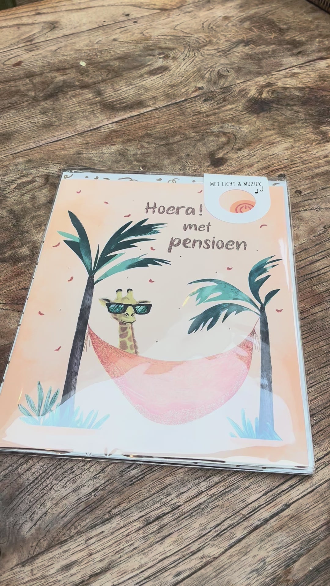 Demonstratie van muziekkaart ‘Hoera! Met pensioen’ met muziek en lichtjes