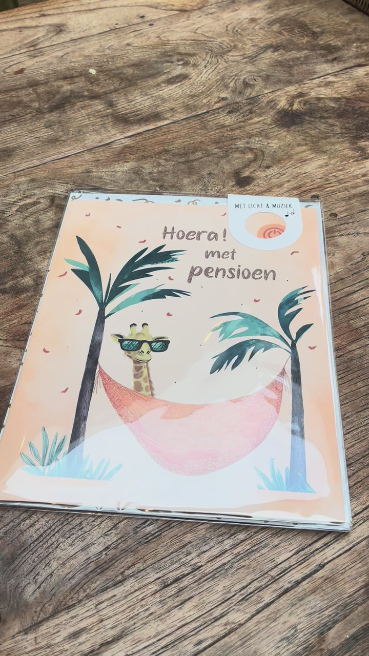 Demonstratie van muziekkaart ‘Hoera! Met pensioen’ met muziek en lichtjes