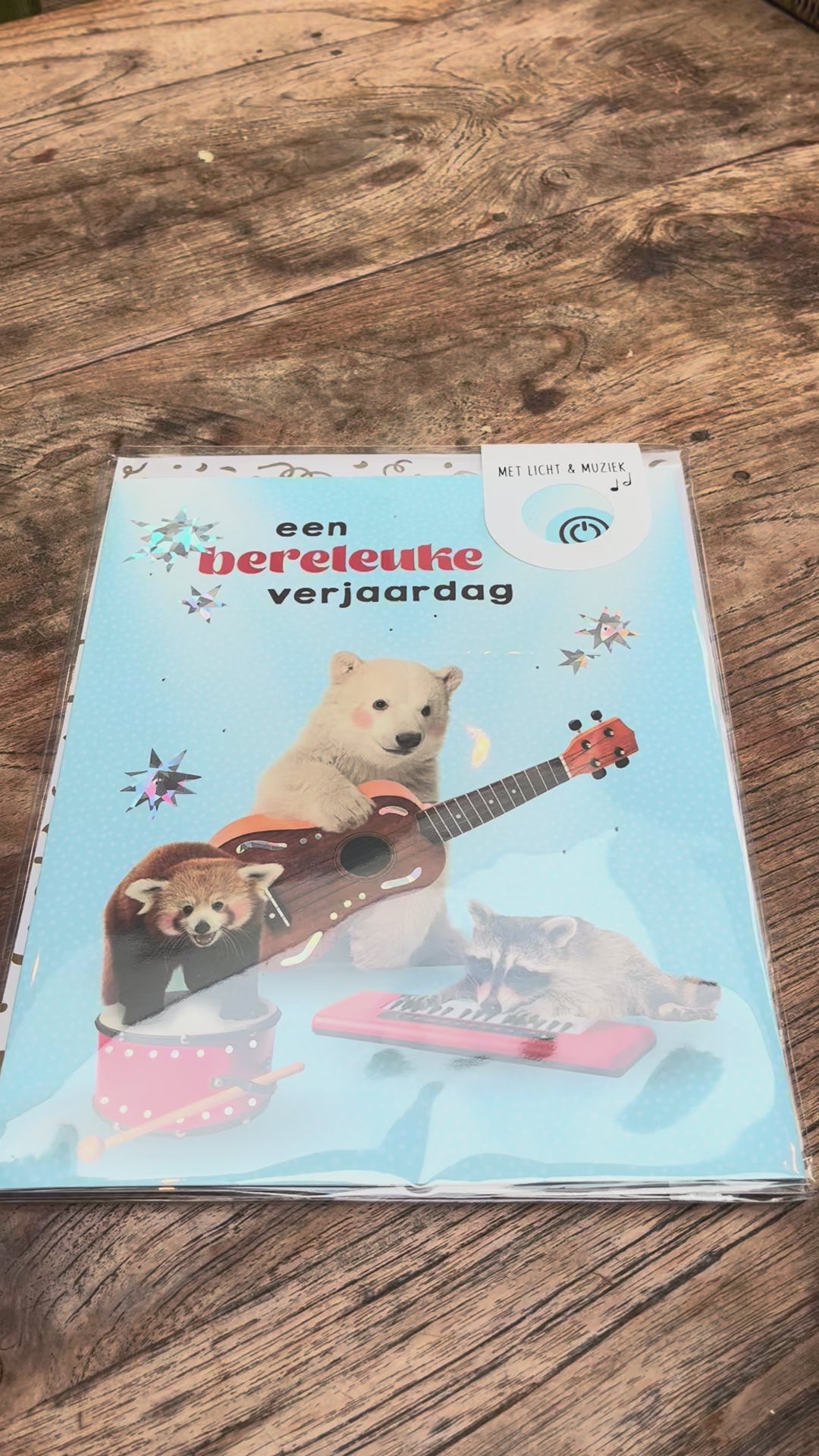 Demonstratie van muziekkaart ‘Een bereleuke verjaardag’ met muziek en lichtjes