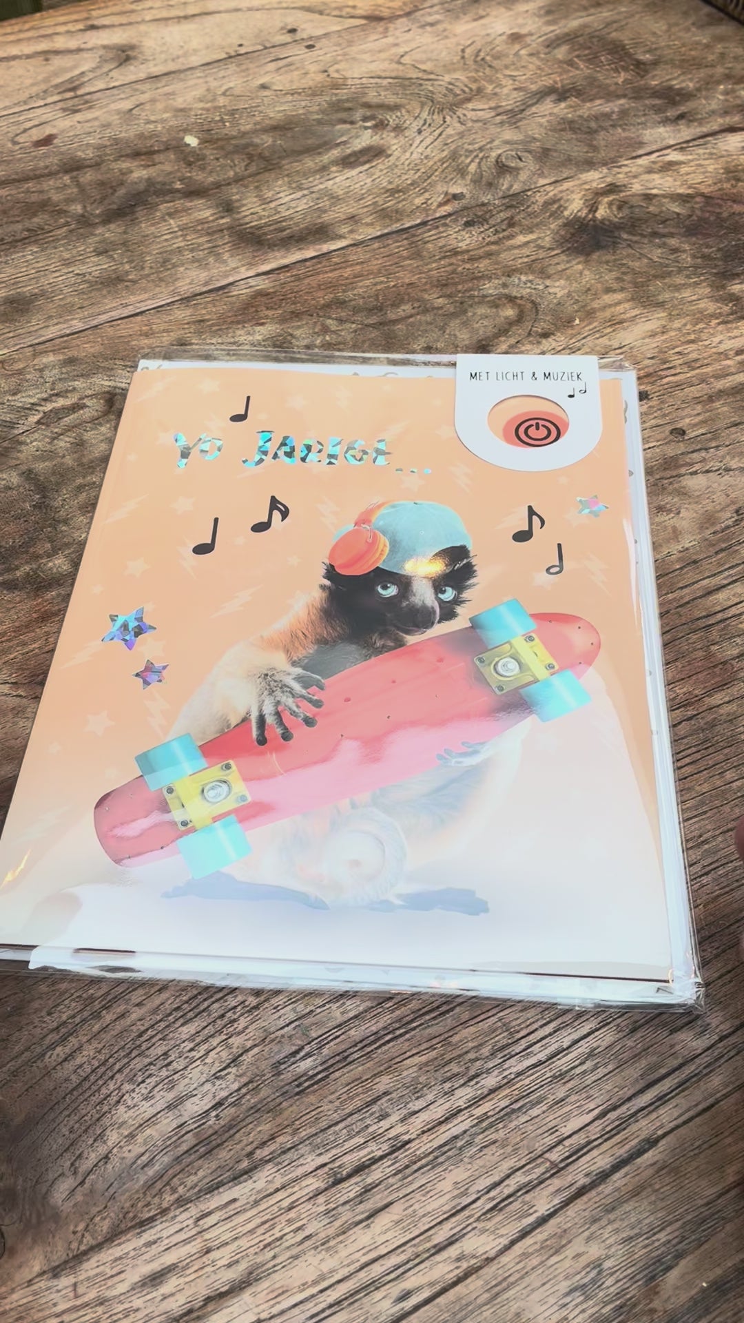 Demonstratie van muziekkaart ‘Yo jarige…’ met muziek en lichtjes