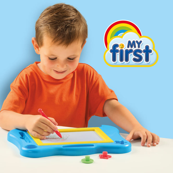 Enfant dessinant sur l’ardoise magnétique SES My First