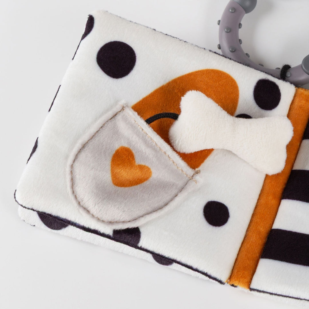 Sigikid Dotson babyboekje, detail van flapjes met oranje hart en bot