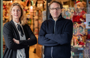 Voor de winkel van Kleine Eland