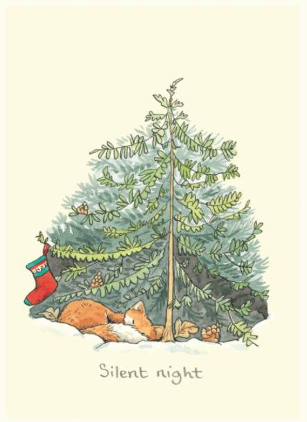 Des animaux dorment sous un grand sapin de Noël décoré.