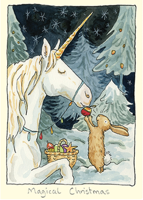 Une licorne et un petit lapin se tiennent près d’un cadeau de Noël dans la neige.