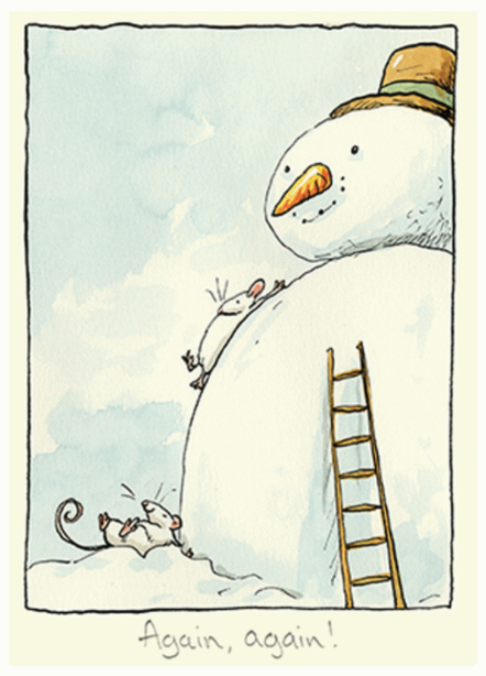 Ein Kaninchen steht mit einer Leiter neben einem großen Schneemann.